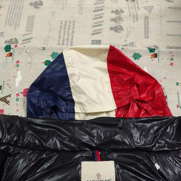 Moncler Shiny Lightweight Casual Warm Down Vest - Picture 4 of 13